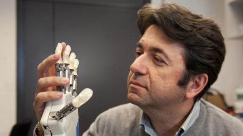 Bioniczna ręka, opracowana przez zespół prof. Silvestro Micery, jest pierwszą, która czuje dotyk
