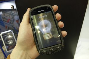 Smartfon z panelem słonecznym 