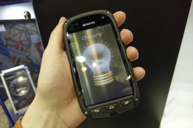 Smartfon z panelem słonecznym 