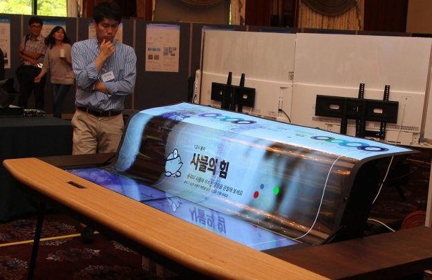 LG prezentuje elastyczny 77-CALOWY Wyświetlacz OLED