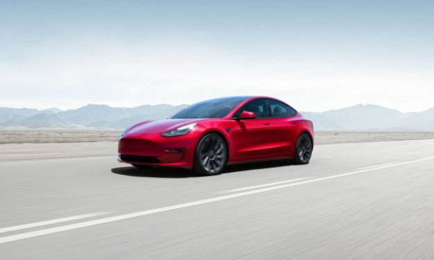Tesla rozpoczyna testy pełnego asystenta jazdy