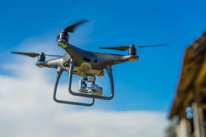 UE: obsługa dronów tylko z licencją