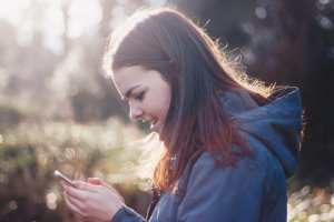 Technologia jednak nie dołuje nastolatków