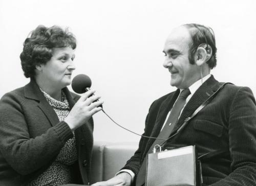 Rod Saunders rozmawia z żoną Margaret za pomocą pierwszego procesora mowy opracowanego przez Wydział Otolaryngologii Uniwersytetu w Melbourne