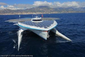 Największa na świecie łódź słoneczna zawitała do Hong Kongu