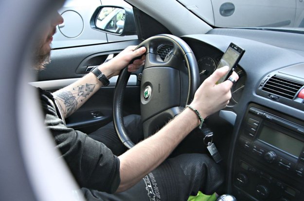 Które telefony są niebezpieczne za kierownicą?