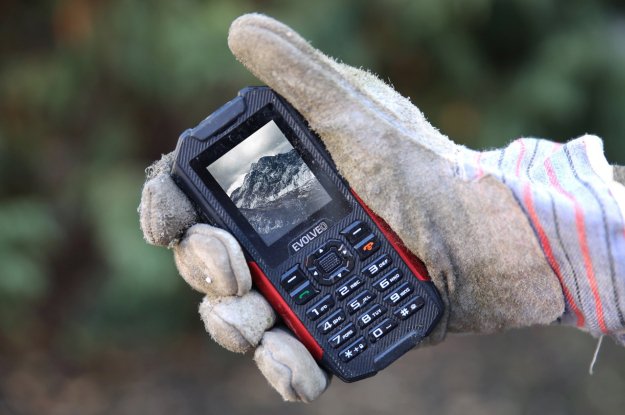 StrongPhone X3 –  wytrzymały telefon z nietypową latarką