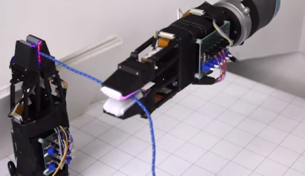 Powstał robot rozplątujący kable 