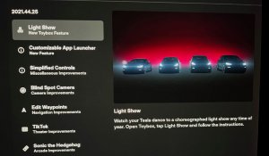 Tesla zmienia samochody w maszyny do pokazów świetlnych