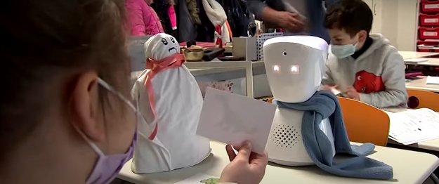 Chory chłopiec uczy się w szkole za pośrednictwem awatara-robota
